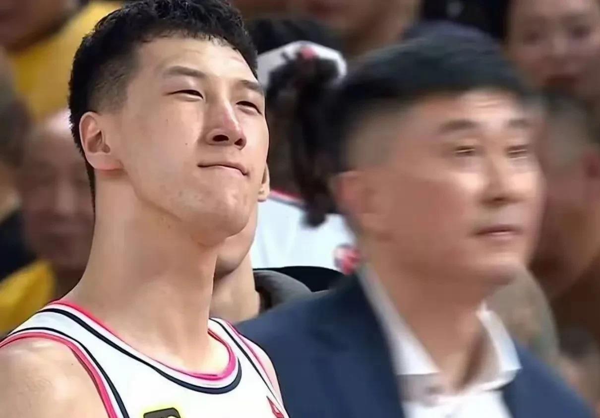 关于莱万多夫斯基在老鹰比赛中晋级下一阶段，败北引发热议！引发球迷热议的信息
